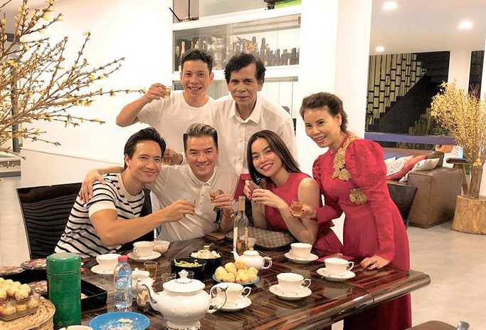 Vào dịp Tết Nguyên đán 2017, nam diễn viên Kim Lý đón năm mới bên gia đình Hồ Ngọc Hà tại một biệt thự ở TP HCM. Buổi tiệc còn có sự góp mặt của nhiều ngôi sao lớn như Đàm Vĩnh Hưng.