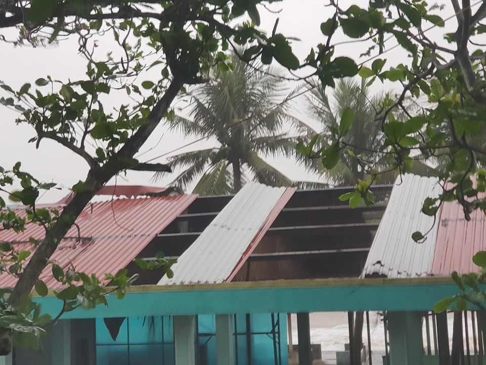 Mái bị tốc do bão số 13 ở huyện Vĩnh Linh. Ảnh:BP.
