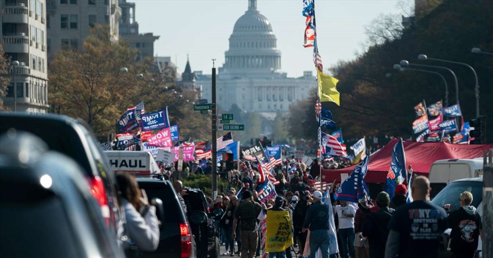 Người ủng hộ Tổng thống Donald Trump tuần hành ở Washington ngày 14.11. Ảnh: AFP