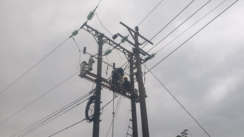 Ngành điện khẩn trương khôi phục lưới điện ngay khi bão tan. Ảnh do Công ty Điện lực Quảng Trị cung cấp