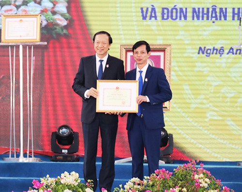 Thứ trưởng Bộ GDĐT Phạm Ngọc Thưởng trao tặng Bằng khen của Bộ GDĐT cho nhà trường. Ảnh: PQ