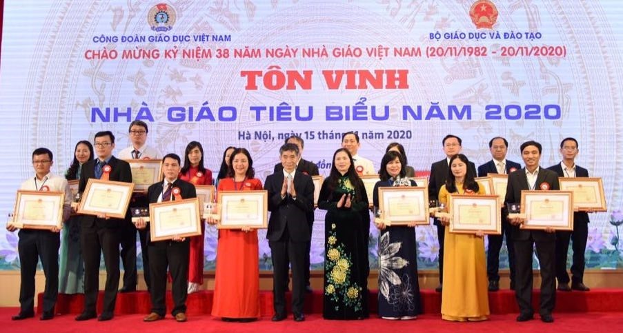 Ông Trần Văn Thuật - Phó Chủ tịch Tổng Liên đoàn lao động Việt Nam trao bằng khen cho các nhà giáo tiêu biểu. Ảnh Anh Thư.