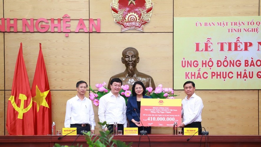 Đoàn công tác của Phó Chủ tịch nước Đặng Thị Ngọc Thịnh cũng trao số tiền 410 triệu đồng hỗ trợ nhân dân tỉnh Nghệ An bị ảnh hưởng mưa lụt. Ảnh: BNA