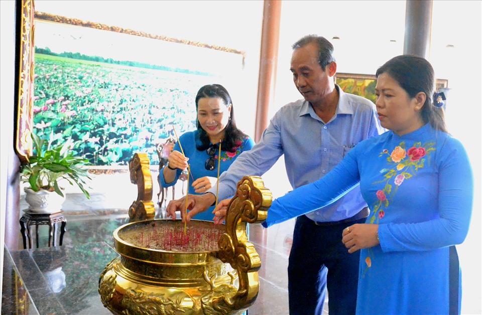 Cùng tham gia đoàn còn có ông Nguyễn Minh Dũng, bà Nguyễn Thị Hoàn Xuân - Phó Chủ tịch LĐLĐ tỉnh Kiên Giang. Trong ảnh (từ phải sang) bà Nguyễn Thị Hoàn Xuân, ông Nguyễn Minh Dũng, bà Trần Thị Thu. Ảnh: Lục Tùng