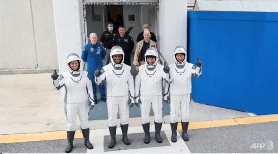(Từ trái sang) Ba phi hành gia NASA - Shannon Walker, Victor Glover, Mike Hopkins - và phi hành gia Soichi Noguchi của Nhật Bản trong một buổi diễn tập trước khi phóng lên vũ trụ bằng tàu Crew Dragon. Ảnh: AFP