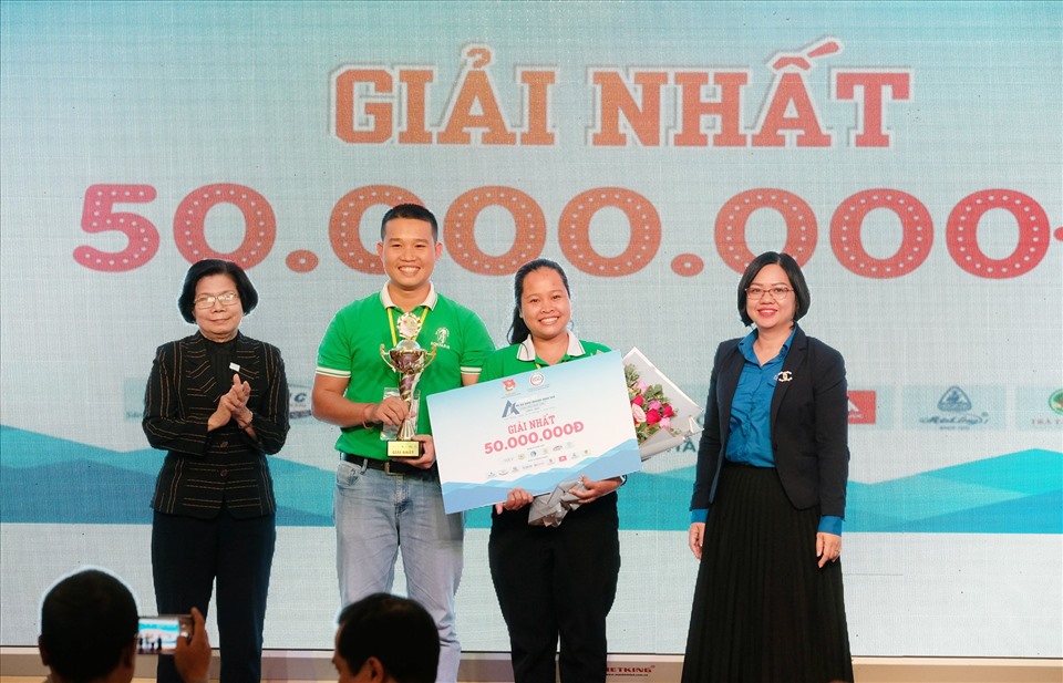 Nhóm tác giả đoạt giải Nhất thi khởi nghiệp với sản phẩm “Mát xa hoa dừa lấy mật”. Ảnh Triều Dương