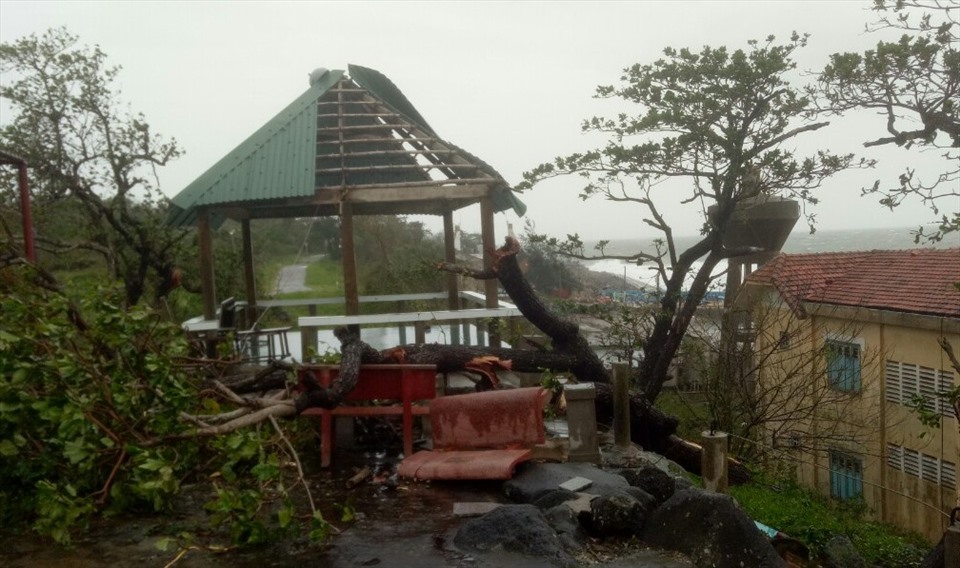 Nhà trên đảo Cồn Cỏ bị ảnh hưởng bão số 13. Ảnh: Phan Vĩnh.