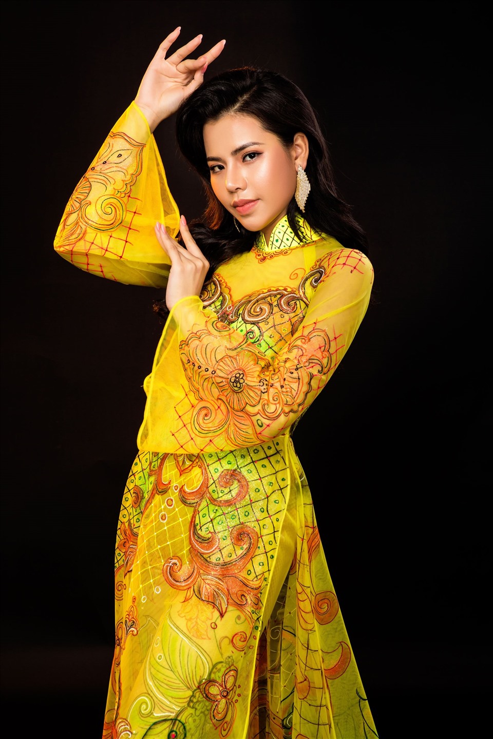 Trong bộ ảnh mới, cô diện thiết kế áo dài cách tân màu vàng được lấy cảm hứng từ trang phục của triều đại thời nhà Nguyễn. Màu sắc và thiết kế đậm chất Á Đông.