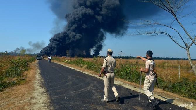 Cột khói khổng lồ phun ra từ hiện trường vụ cháy giếng dầu ở đông bắc Ấn Độ. Ảnh: AFP