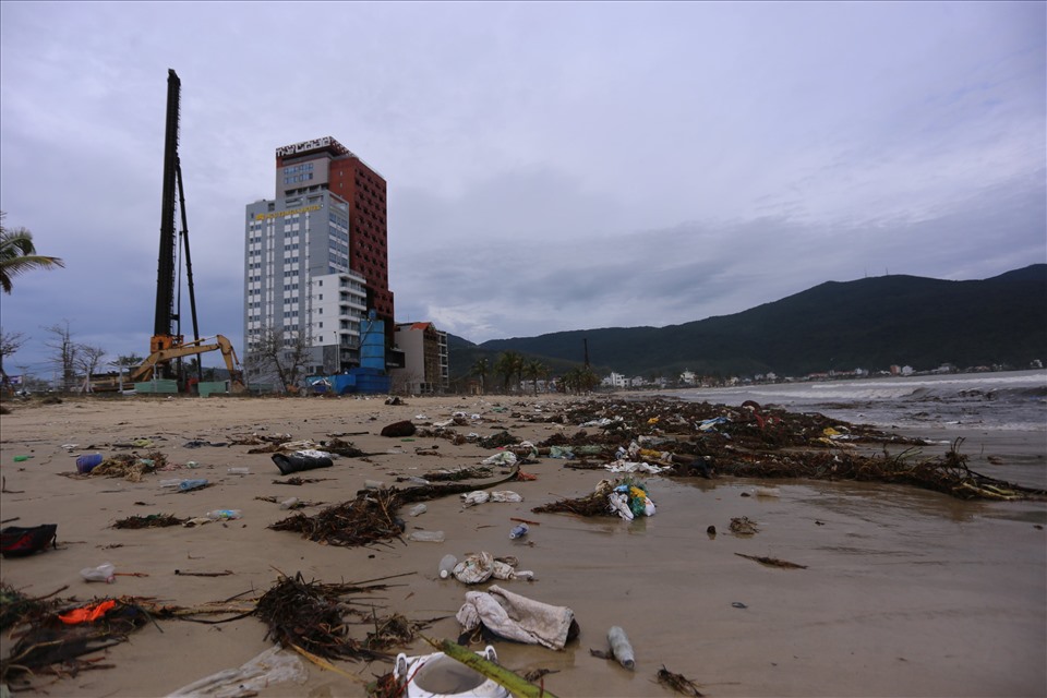 Sau bão, hàng chục tấn rác tấp vào bờ biển Võ Nguyên Giáp, Nguyễn Tất Thành gây nhếch nhác, mất cảnh quan đô thị.