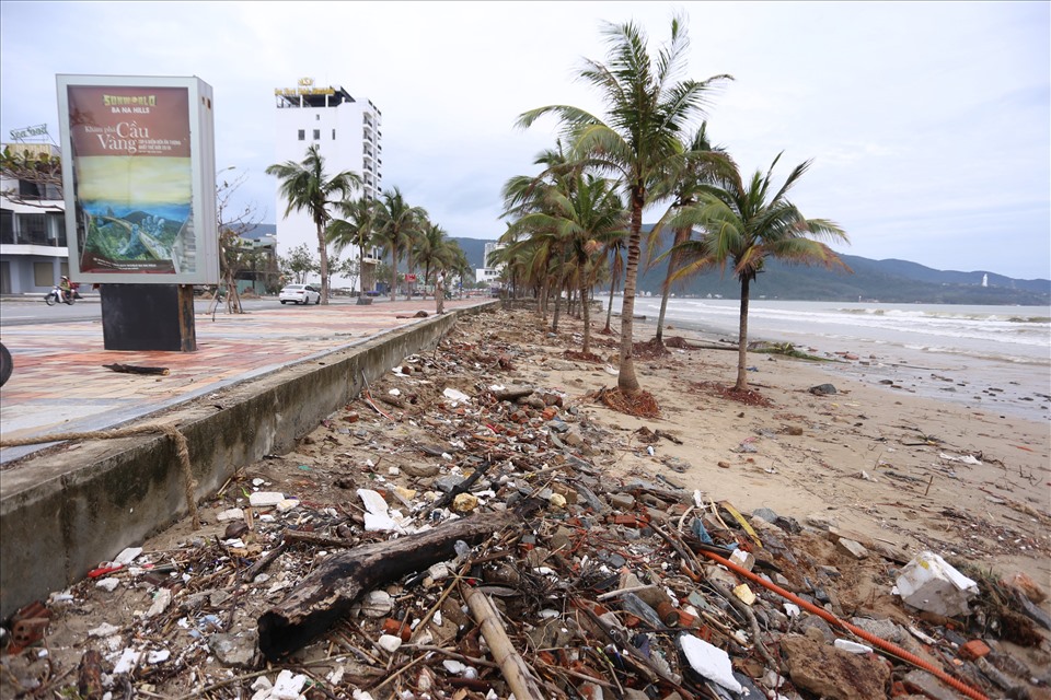 Sau bão, hàng chục tấn rác tấp vào bờ biển Võ Nguyên Giáp, Nguyễn Tất Thành gây nhếch nhác, mất cảnh quan đô thị.