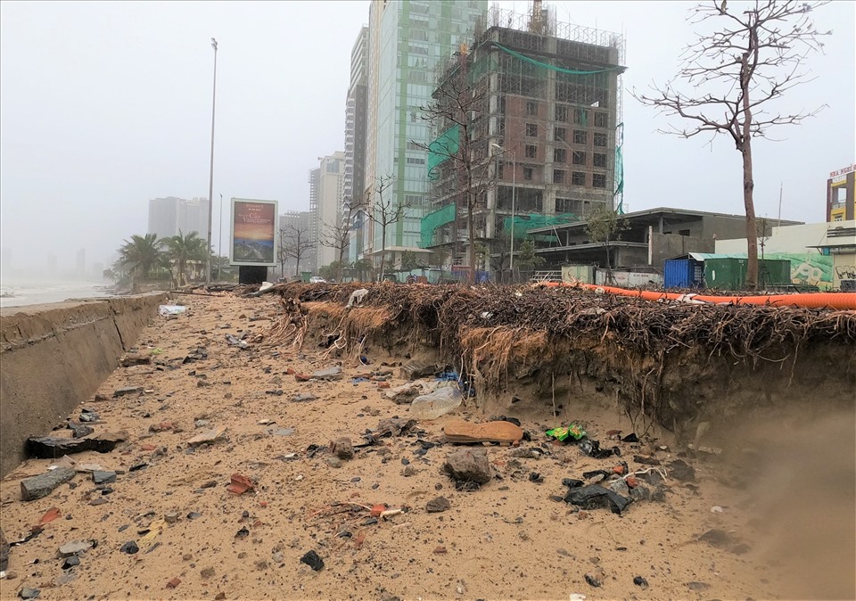 Bão số 13 gây sóng lớn đã làm xói lở nhiều đoạn bờ biển ở Đà Nẵng.