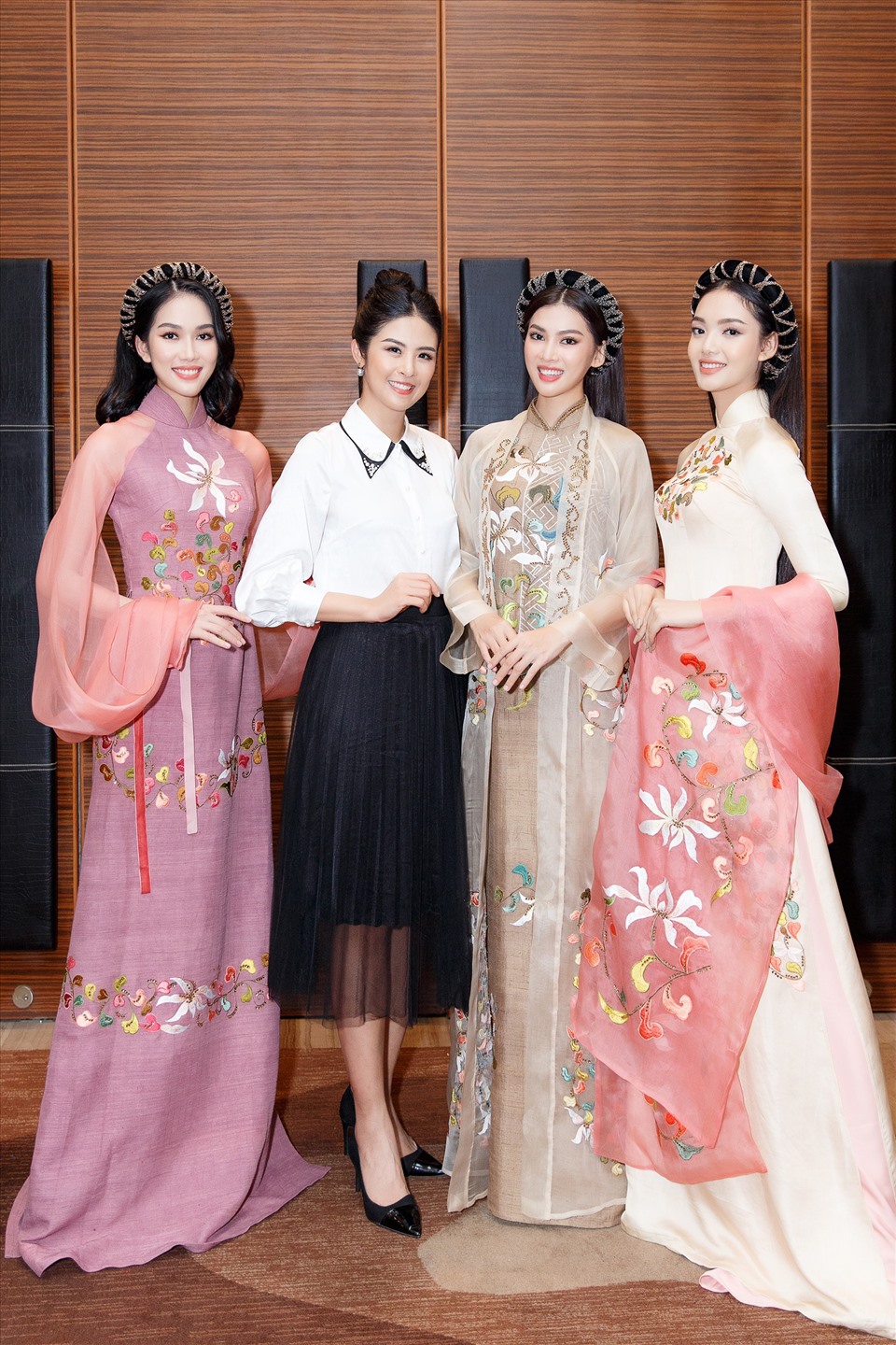 Sau 10 năm đăng quang, Hoa hậu Ngọc Hân trở lại với vai trò thiết kế thời trang. Ảnh: Việt Anh.
