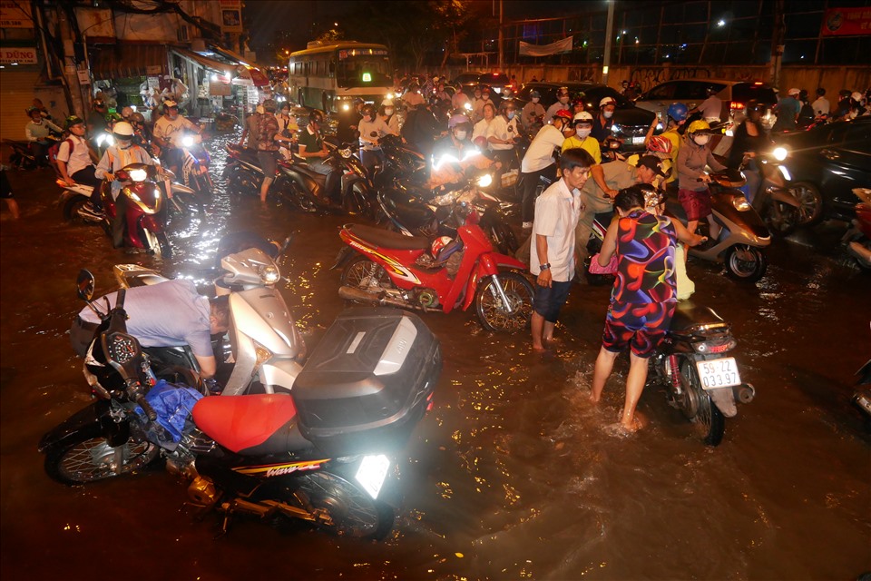 Đoạn đường Đoàn Văn Bơ giao Nguyễn Tất Thành, Q.4 nước ngập sâu khiến hàng loạt xe máy chết