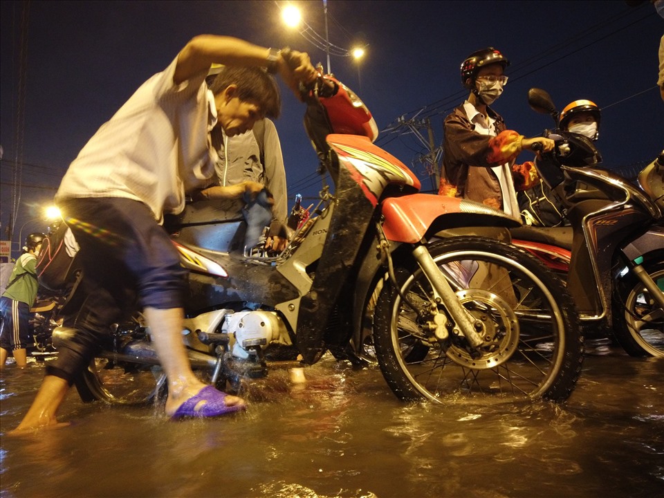 Một người đàn ông sống trên đường Đoàn Văn Bơ hỗ trợ người dân bị chết máy sửa xe