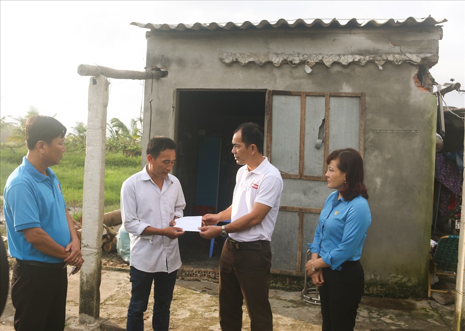 Đoàn công tác của Quỹ tấm lòng Vàng và đại diện LĐLĐ tỉnh Quảng Nam thăm hỏi, trao tặng tiền hỗ trợ cho người lao động bị thiệt hại do bão. Ảnh: Thanh Chung