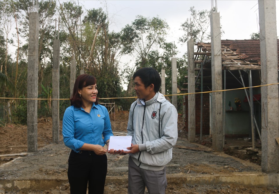 Đoàn công tác của Quỹ tấm lòng Vàng và đại diện LĐLĐ tỉnh Quảng Nam thăm hỏi, trao tặng tiền hỗ trợ cho người lao động bị thiệt hại do bão. Ảnh: Thanh Chung