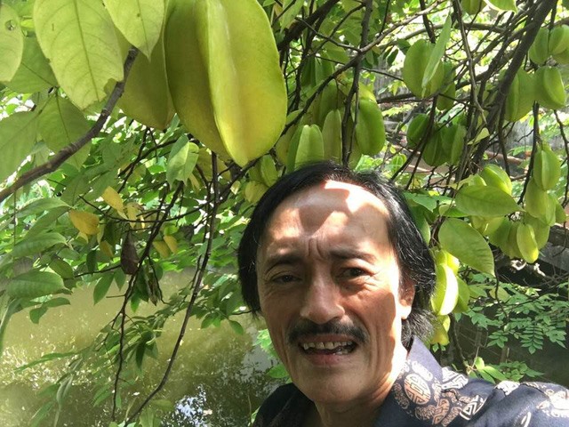 Cây hài Giang Còi sở hữu một cơ ngơi rộng lớn tại ngoại ô Hà Nội. Tại đây, anh trồng rau, nuôi cá, nuôi chim, làm vườn...