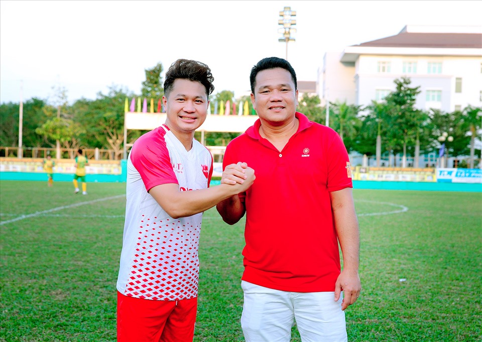 Ca sĩ Lâm Vũ (trái) tổ chức buổi đá bóng gây quỹ. Ảnh: NSCC