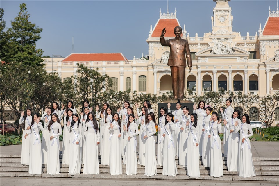 32 cô gái đẹp nhất của Hoa khôi du lịch 2020 diện áo dài trắng nền nã, dịu dàng.