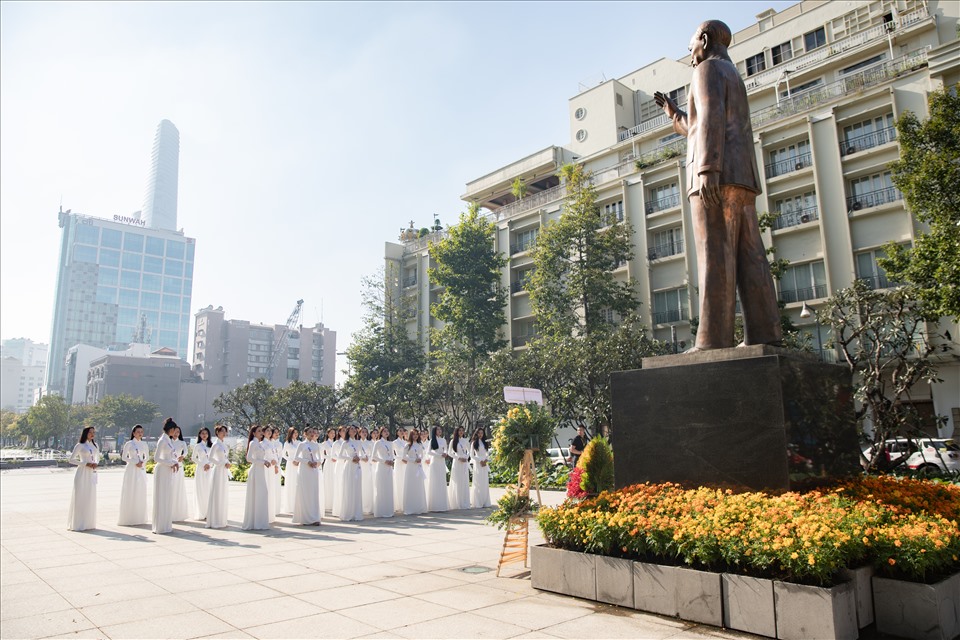 Các thí sinh Hoa khôi du lịch 2020 có dịp trải nghiệp dâng hoa tại tượng đài Bác ở Phố đi bộ Nguyễn Huệ - TP HCM.