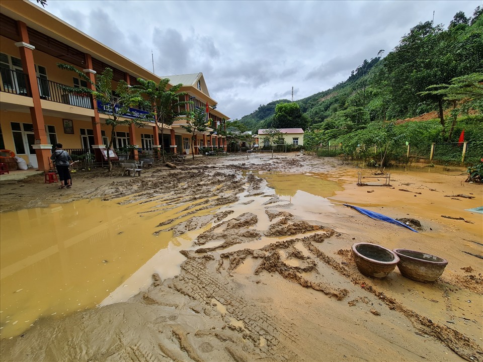 19 ngày sau lũ, sân Trường PTDT Bán trú Tiểu học Trà Leng bùn đấ vẫn còn ngập ngụa. Ảnh: Tường Minh
