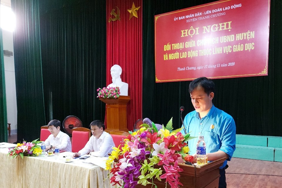 Đồng chí Lê Đình Thọ - Chủ tịch LĐLĐ huyện Thanh Chương phát biểu tại cuộc đối thoại. Ảnh: Lê Huyền