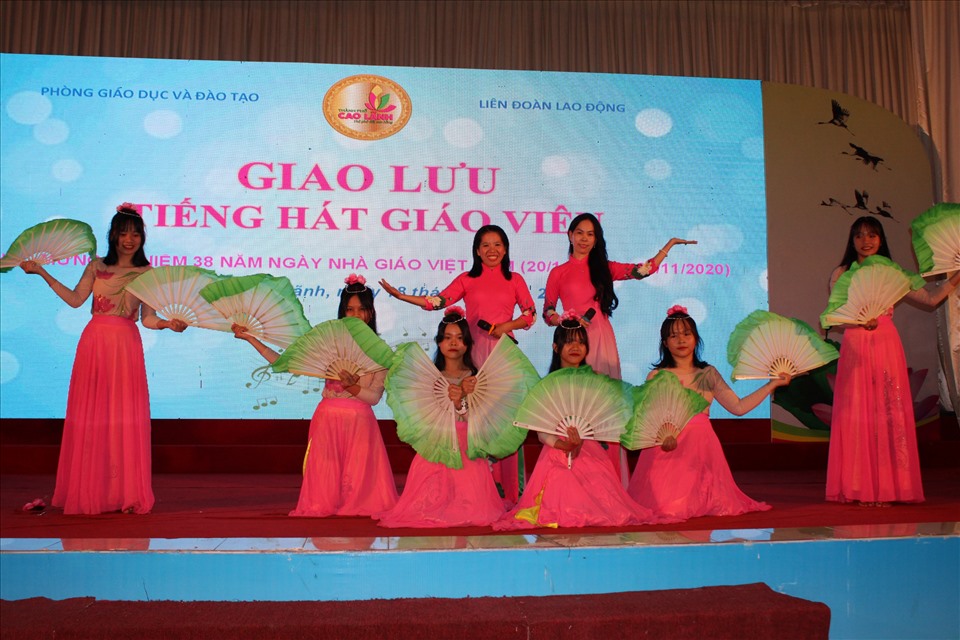 Các tiết mục văn nghệ chào mừng Ngày nhà giáo Việt Nam. Ảnh Trung Hiếu