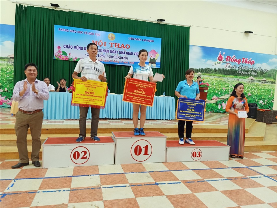 Đồng chí Nguyễn Hoàng Thanh - Trưởng Phòng GD&ĐT TP. Cao Lãnh trao giải môn bóng chuyền hơi nữ. Ảnh Trung Hiếu