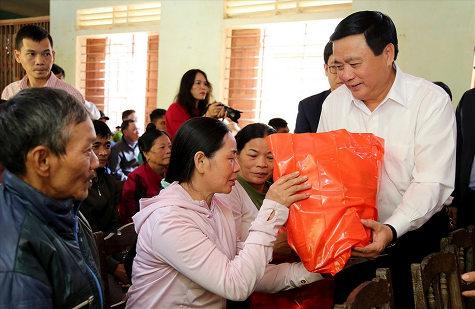 Đồng chí Ngô Xuân Thắng thăm hỏi và tặng quà đồng bào miền Trung. Ảnh: HVCTQG HCM
