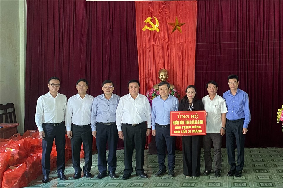 Đoàn công tác và đơn vị tài trợ PV GAS ủng hộ nhân dân Quảng Bình khắc phục hậu quả thiên tai. Ảnh: HVCTQG HCM