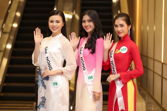 Các thí sinh Top 32 Hoa khôi Du lịch Việt Nam 2020 tham dự lễ công bố Fashion show thổ cẩm “Hương rừng sắc núi“. Ảnh: BTC