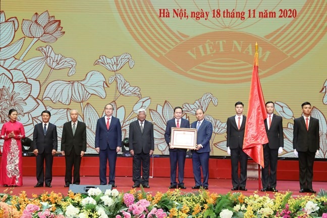 Thủ tướng Chính phủ Nguyễn Xuân Phúc trao tặng Huân chương Hồ Chí Minh cho MTTQ Việt Nam vì đã có công lao to lớn, có nhiều thành tích xuất sắc đóng góp vào sự nghiệp cách mạng của Đảng và của dân tộc. Ảnh: Quang Vinh - Kỳ Anh