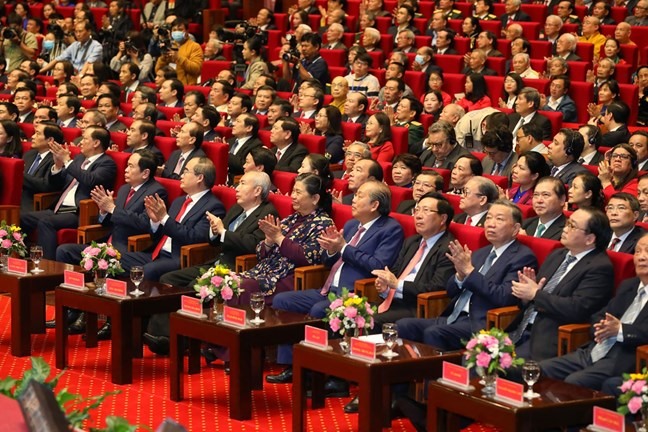 Các lãnh đạo, nguyên lãnh đạo Đảng, Nhà nước, Ủy ban Trung ương Mặt trận Tổ quốc Việt Nam và 2.000 đại biểu dự lễ kỷ niệm. Ảnh: Quang Vinh - Kỳ Anh