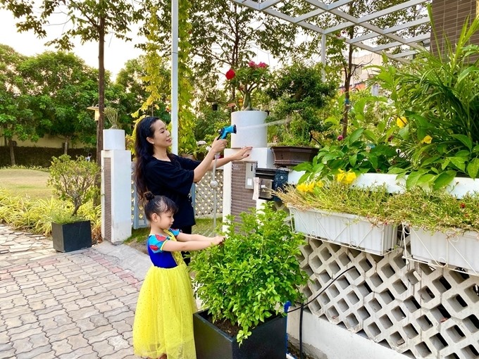 Làm vườn không chỉ mang đến niềm vui cho Trịnh Kim Chi mà còn giúp chị và con gái gắn kết tình cảm. Mỗi khi rảnh rỗi, chị hay rủ con gái tươi nước, bắt sâu và tranh thủ trò chuyện để truyền tình yêu cây cối cho bé. Ảnh: NSCC