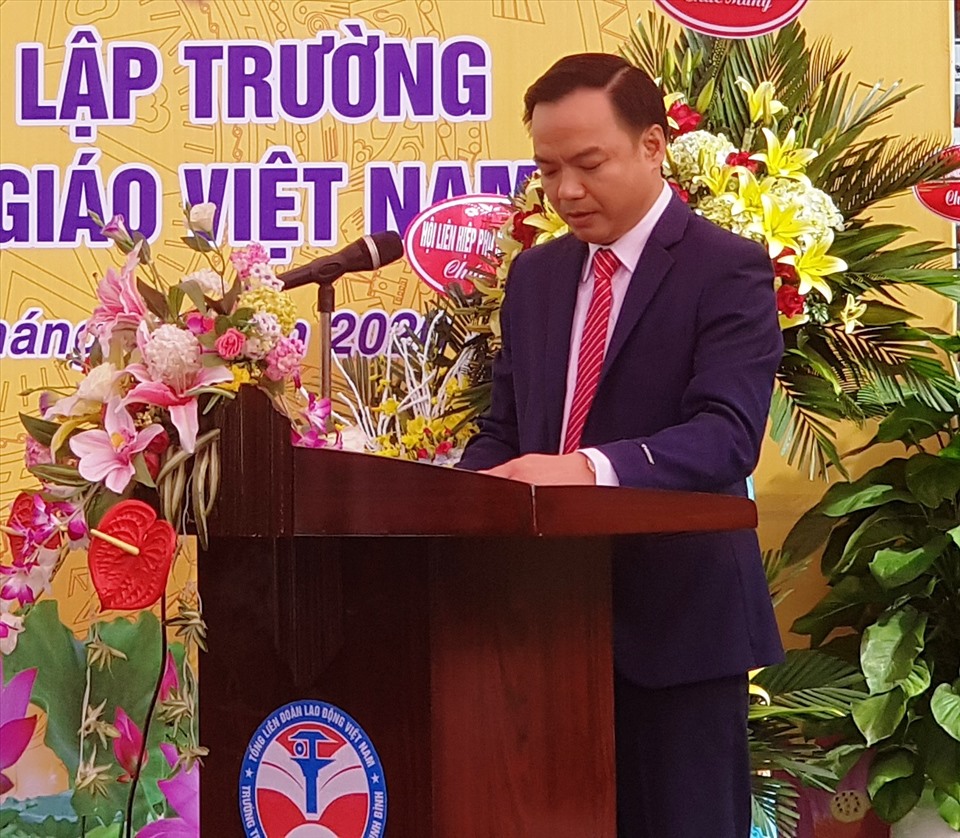 Thầy giáo Ninh Quang Hải, Hiệu trưởng nhà trường đọc diễn văn khai mạc. Ảnh: NT