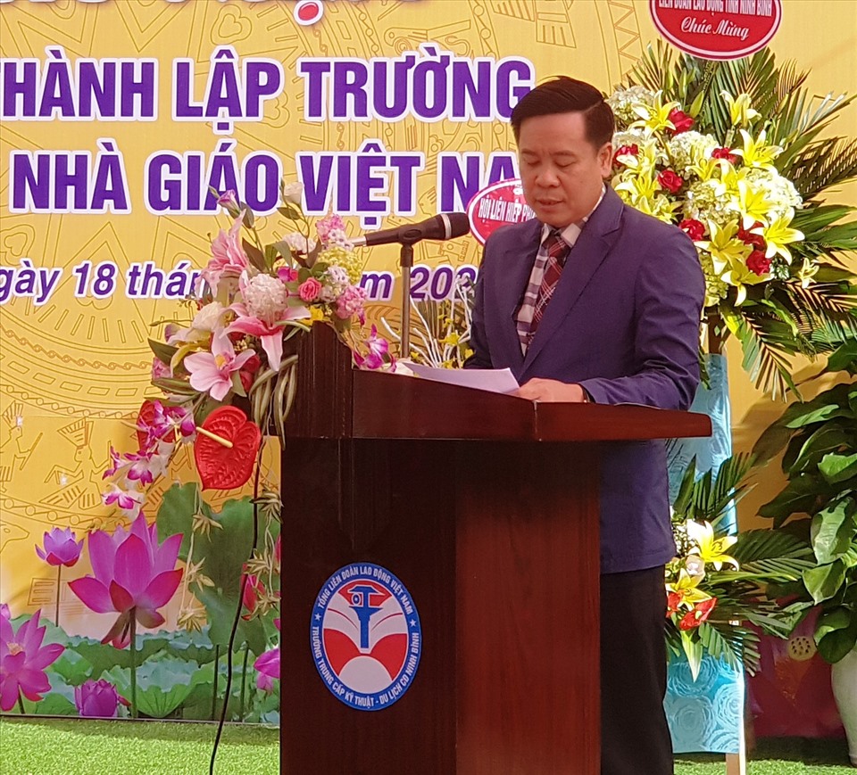 Ông Dương Đức Khanh, Chủ tịch LĐLĐ tỉnh Ninh Bình phát biểu chỉ đạo tại lễ kỷ niệm. Ảnh: NT