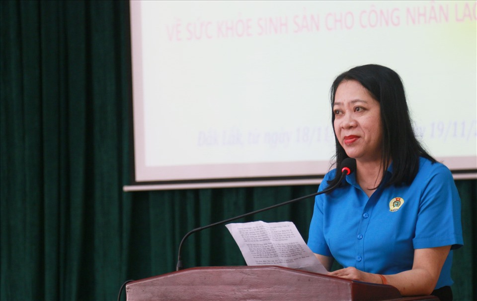 Bà Võ Thị Hạnh - Phó Chủ tịch thường trực LĐLĐ Đắk Lắk phát biểu. Ảnh: Bảo Trung