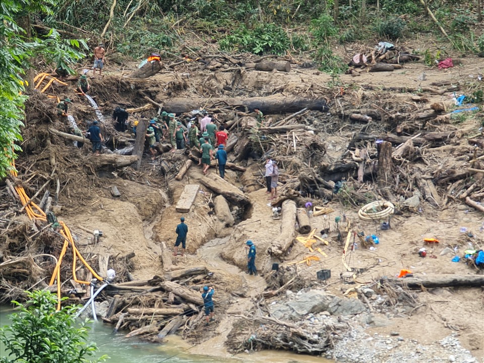 Đến thời điểm này, địa điểm tìm kiếm 13 người mất tích còn lại ở Trà Leng đã mở rộng qua  phía bên kia sông, cách hiện trường vụ sạt lở khoảng 3km. Ảnh: Tường Minh