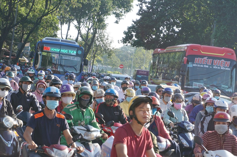 Hàng ngàn xe chen chúc tại đường Đinh Bộ Lĩn