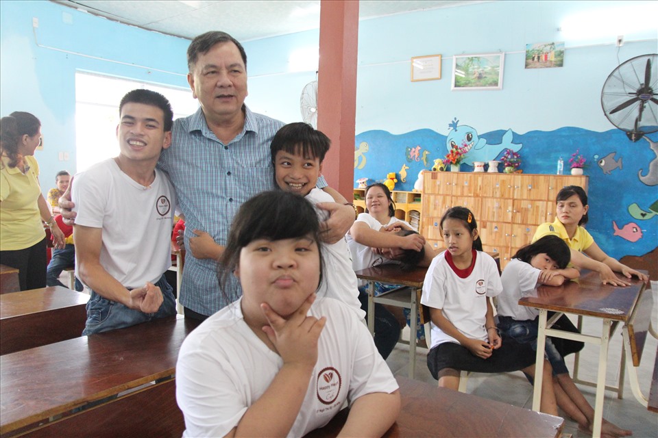 Ông Nguyễn Văn Khánh bên cạnh các em nhỏ tại Trung tâm Bảo trợ chất độc da cam và trẻ em bất hạnh TP Đà Nẵng