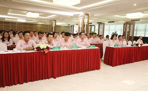 Các đại biểu dự cuộc họp.