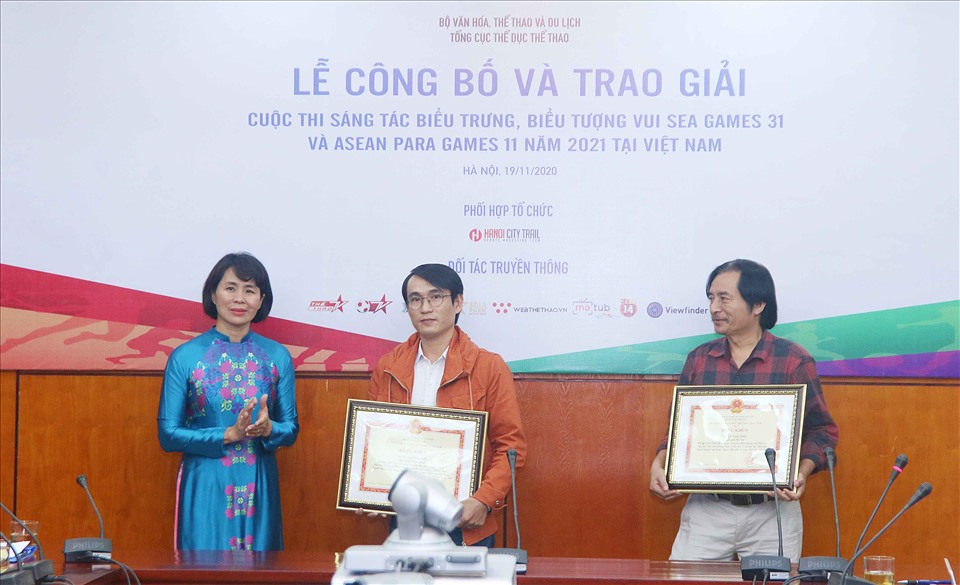 Bà Lê Thị Hoàng Yến  - Phó Tổng cục trưởng Tổng cục TDTT trao giải cho các tác giải đoạt giải. Ảnh: Bùi Lượng