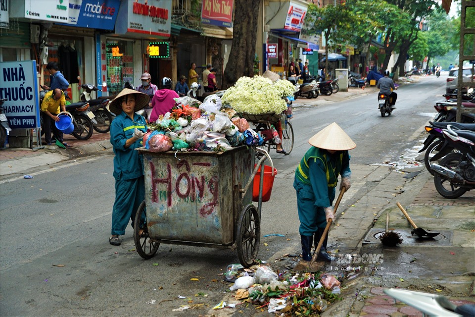 Theo tìm hiểu, thực trạng rác ùn ứ và ngổn ngang trên con phố nhỏ hẹp Yên Phụ đã xảy ra cách đây 6 ngày khiến cuộc sống của người dân trong khu vực bị ảnh hưởng nghiêm trọng.