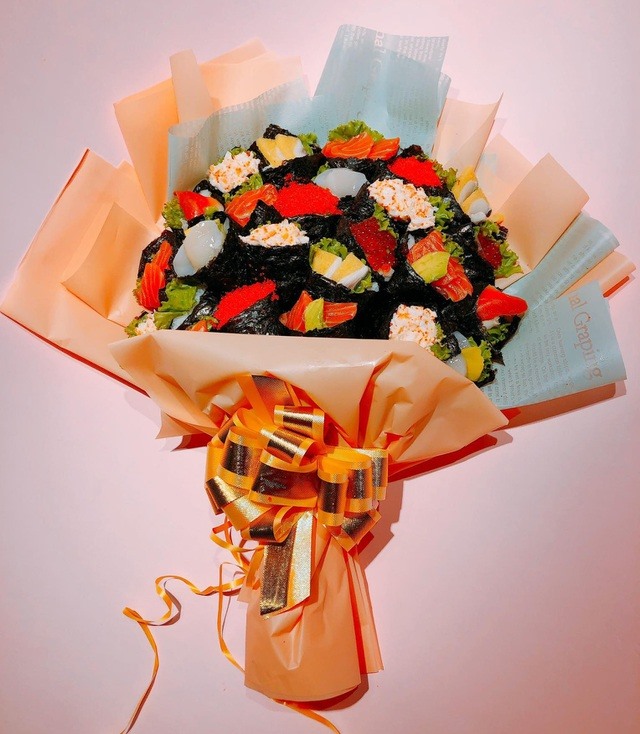 Bó hoa làm từ sushi giá 1,4 triệu được nhiều người lựa chọn làm quà tặng thầy cô dịp 20.11. Ảnh: