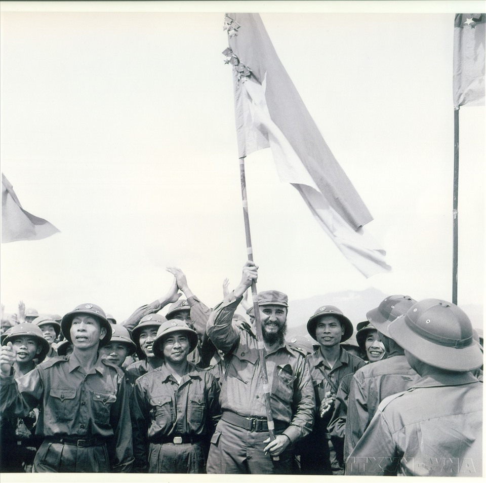 Trong chuyến thăm vùng giải phóng Quảng Trị tháng 9.1973, Thủ tướng Cuba Fidel Castro giương cao ngọn cờ truyền thống bách chiến, bách thắng, lấp lánh huân chương của Đoàn Khe Sanh, Quân giải phóng Trị Thiên Huế anh hùng. Ảnh T.L