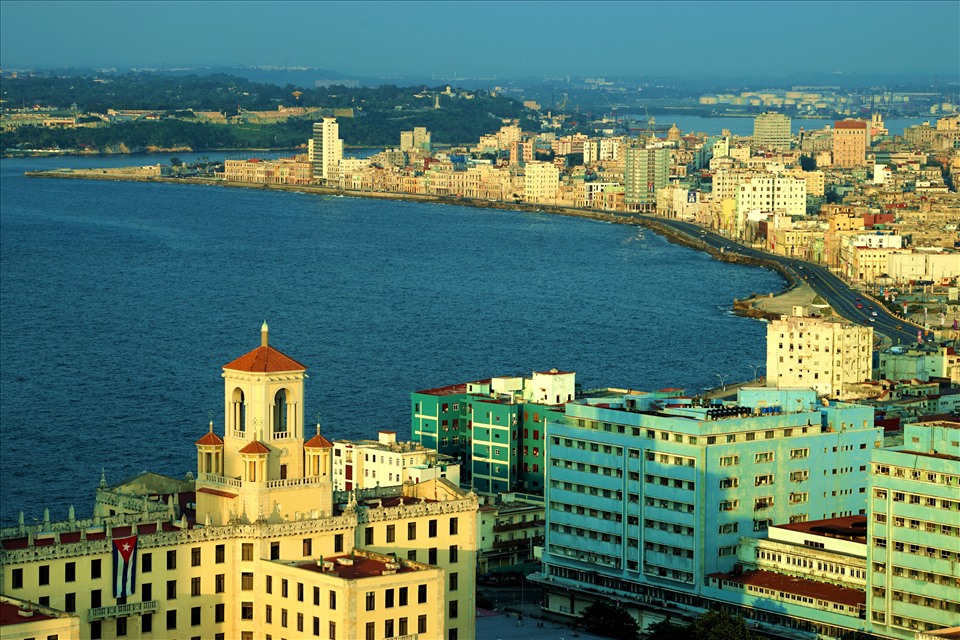 Eo biển dọc đường Malecon nhìn từ khách sạn Habana Libre. Ảnh Nguyễn Thắng