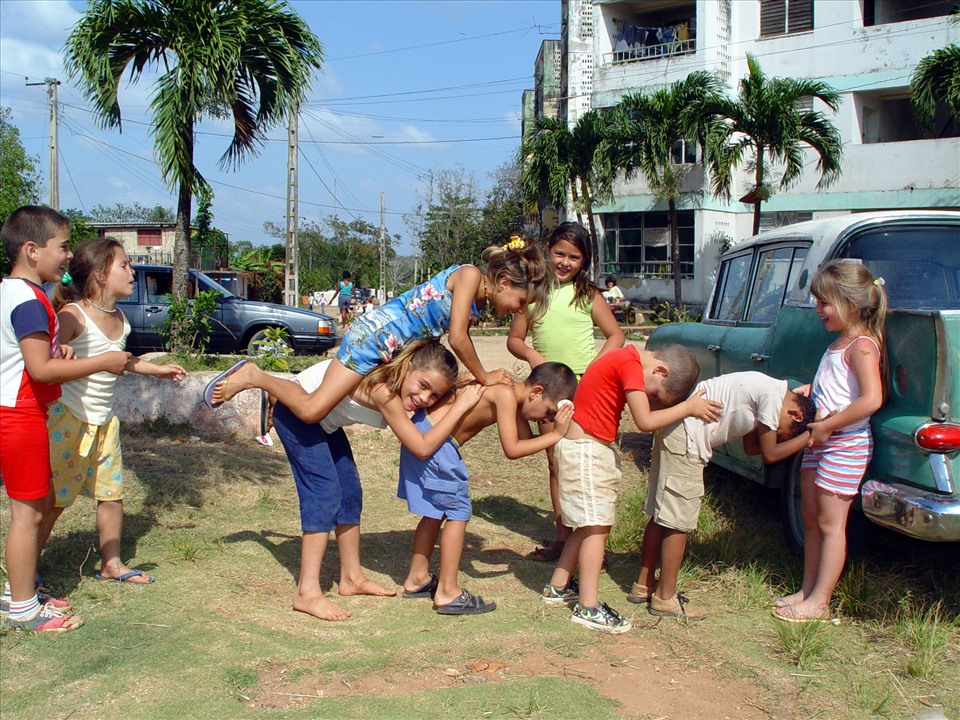 Trẻ em vui chơi tại thị trấn San Antonio de los Banos, tỉnh La Habana, tháng 4.2004. Ảnh Lê Duy Truyền