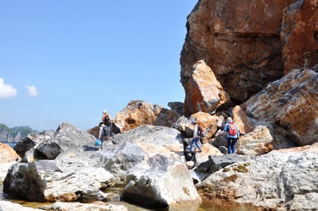 Đoàn cán bộ Viện Khoa học Địa chất và Khoáng sản kiểm tra hòn đảo 649 sau khi bị sạt lở vào tháng 8.2013. Ảnh Thu Nguyên