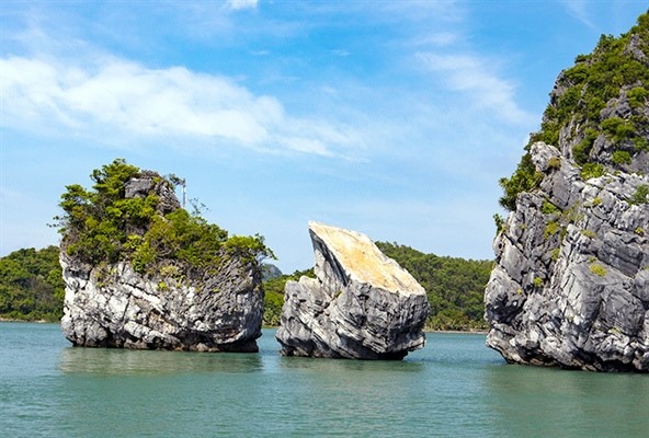 Hòn Thiên Nga bị “mất đầu” (núi đá ở giữa) vào tháng 7.2016. Ảnh: Ban quản lý vịnh Hạ Long